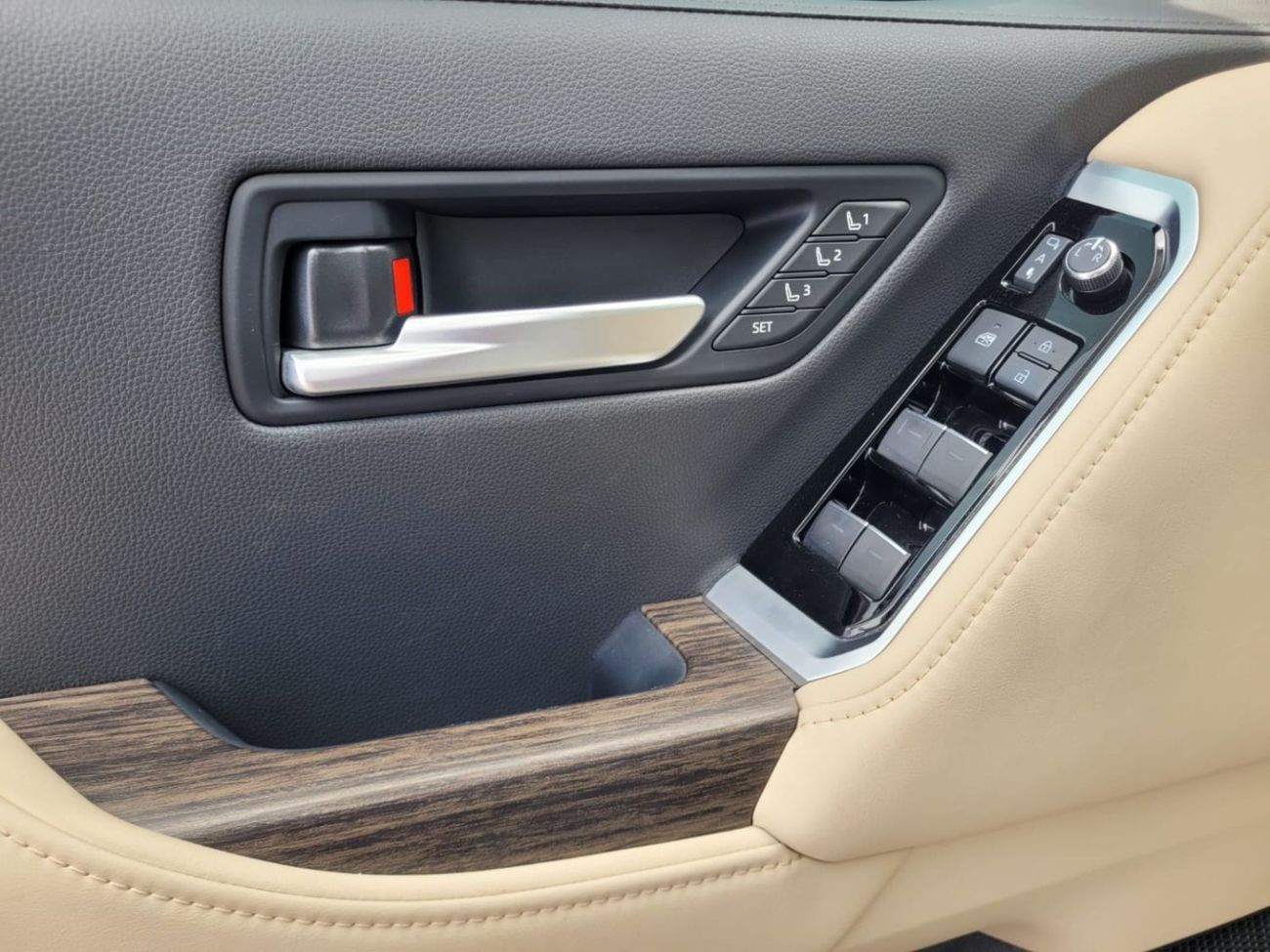 Toyota Land Cruiser VXR 4.0L 4 YEARS WARRANTY FROM ALFUTTAIM 80000KM OR 4YEARS SERVICE CONTRACT ALFUTTAIM