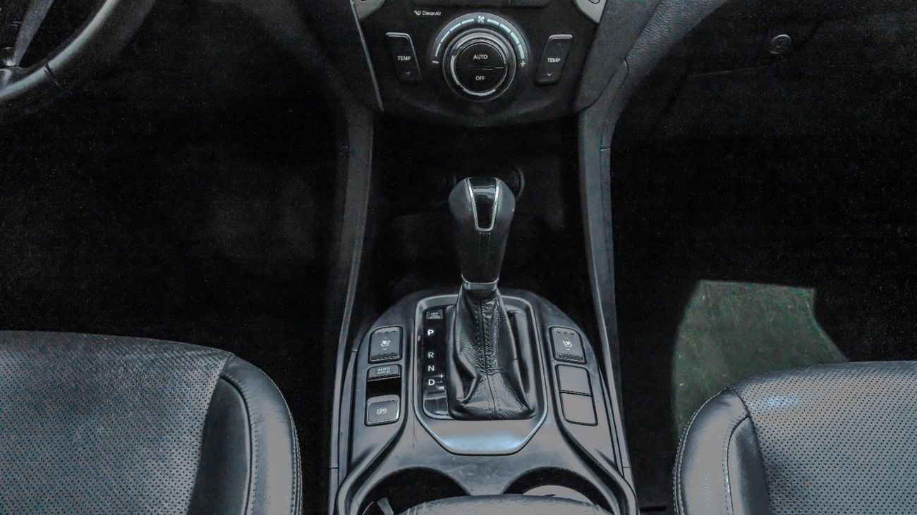 Hyundai Santa Fe 2016 Hyundai Santa Fe 3.3L AT Petrol (White)