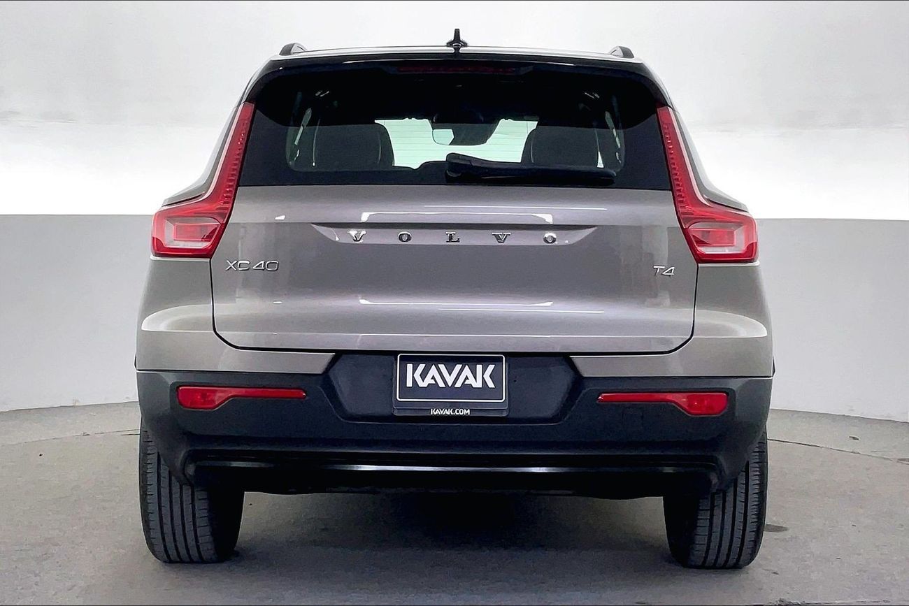 فولفو XC 40 T4 R Design | National Day Celebration | شامل الضمان | 0 ﺪﻔﻋﺓ ﺃﻮﻟﻯ