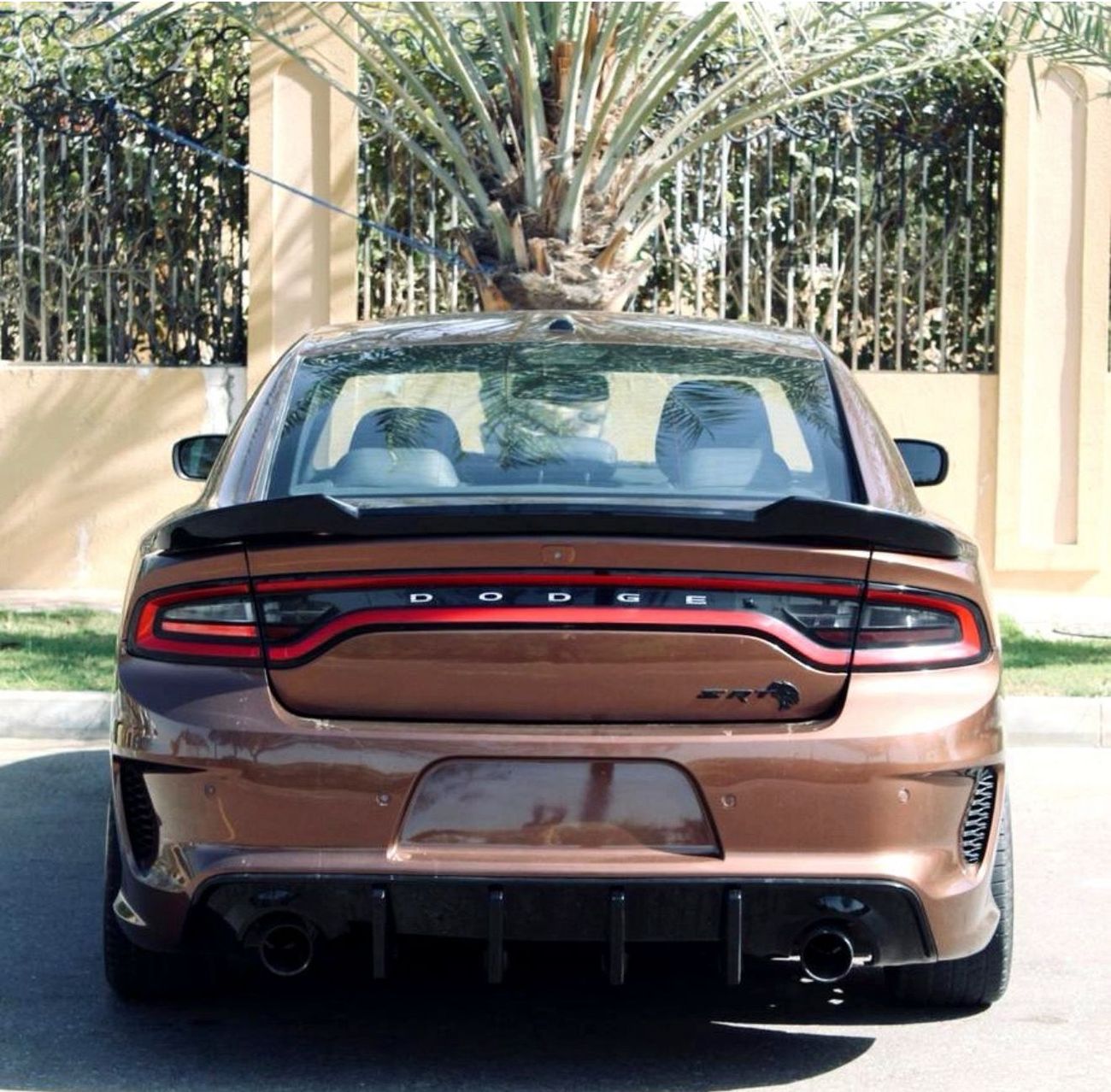 دودج تشارجر Unleash pure muscle with this Dodge Charger 2017, upgraded with an SRT body kit for an aggressive, h