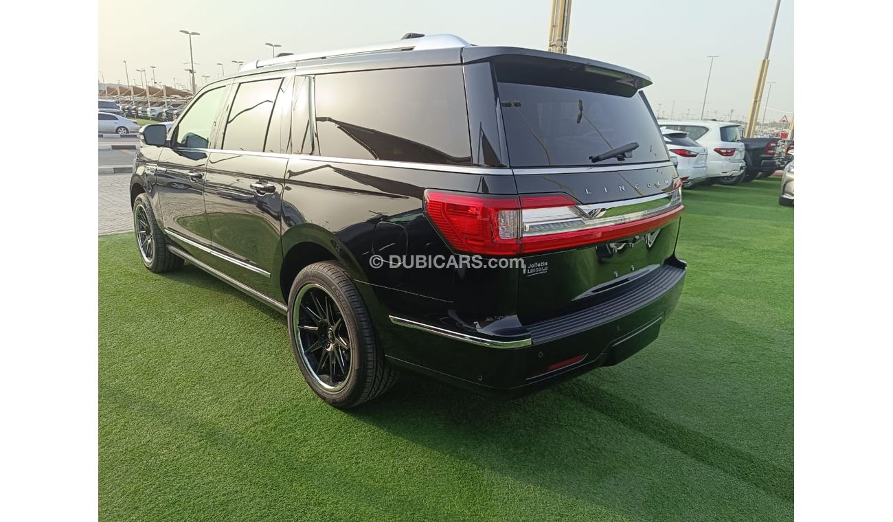 Lincoln Navigator Presidential Car in excellent condition. clean from the inside and outside!