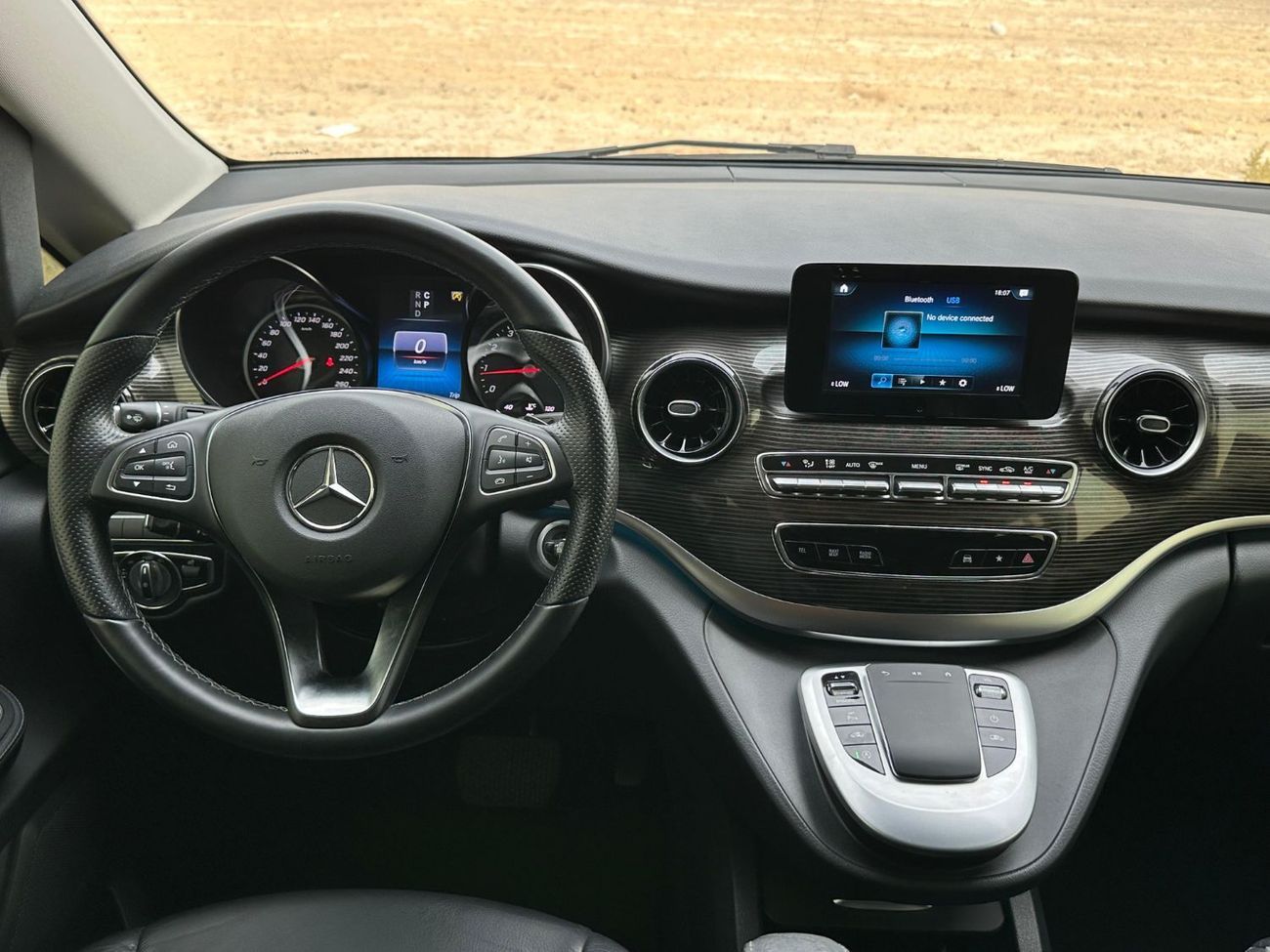 Mercedes-Benz V 250 Std 2.1L MERCEDES V-250 GCC 2024 ORGINAL PAINT // LOW MILEAGE // PERFECT CONDITION