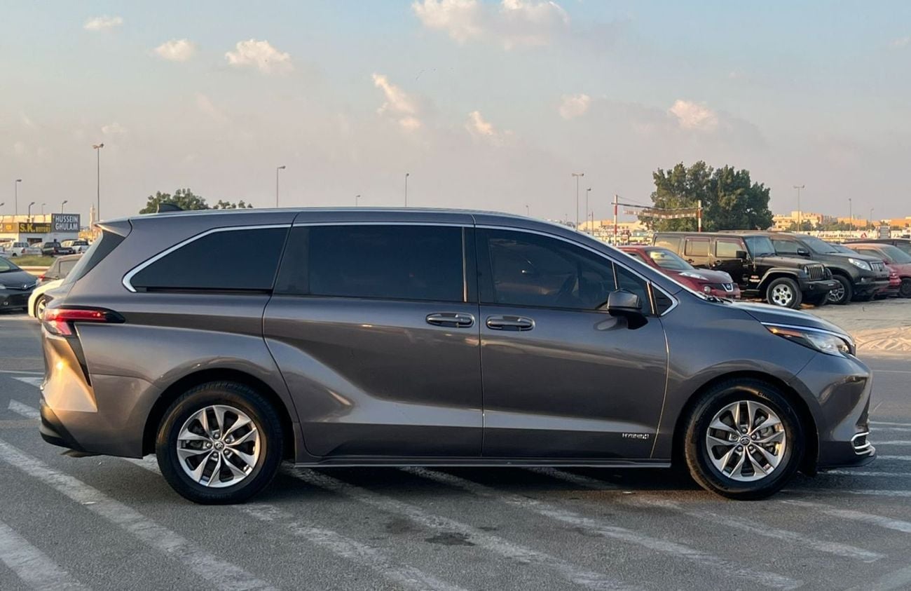 Toyota Sienna LE (NON GCC) 2021 Toyota Sienna Hybrid 2.5L V4 - 7 Seater Doors Full Auto With Radar -