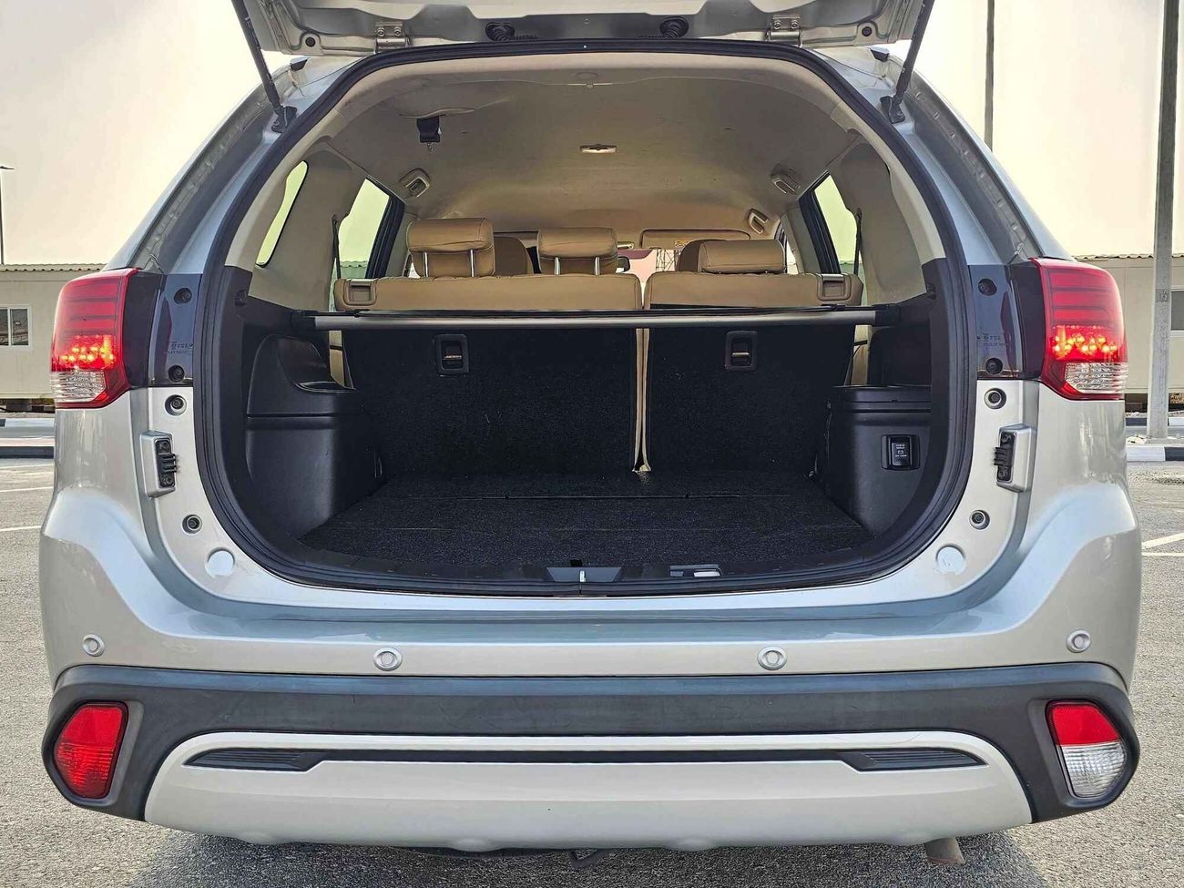 Mitsubishi Outlander GLX/ 4WD/ LEATHER SEATS/ DVD/ LOW MILEAGE/ GCC/ 657 MONTHLY/ LOT# 702843