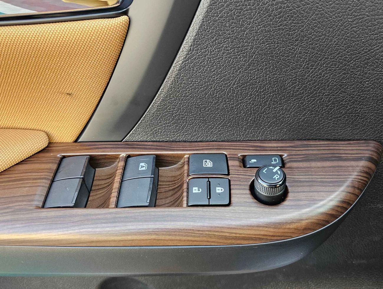 Toyota Fortuner 2.7L V4 PETROL /  STOCK AVAILABLE, LOWEST PRICE IN MARKET (CODE # 67969)