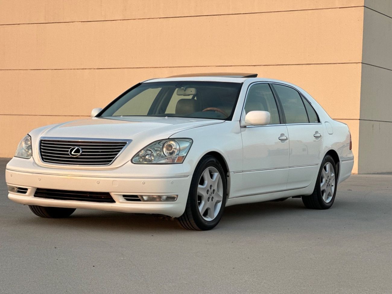 لكزس LS 430 موديل 2004 حاله ممتازه من الداخل والخارج فتحه وجلد ومثبت سرعه وتحكم كهربي كانل ونظام صوت ممتاز وكامي