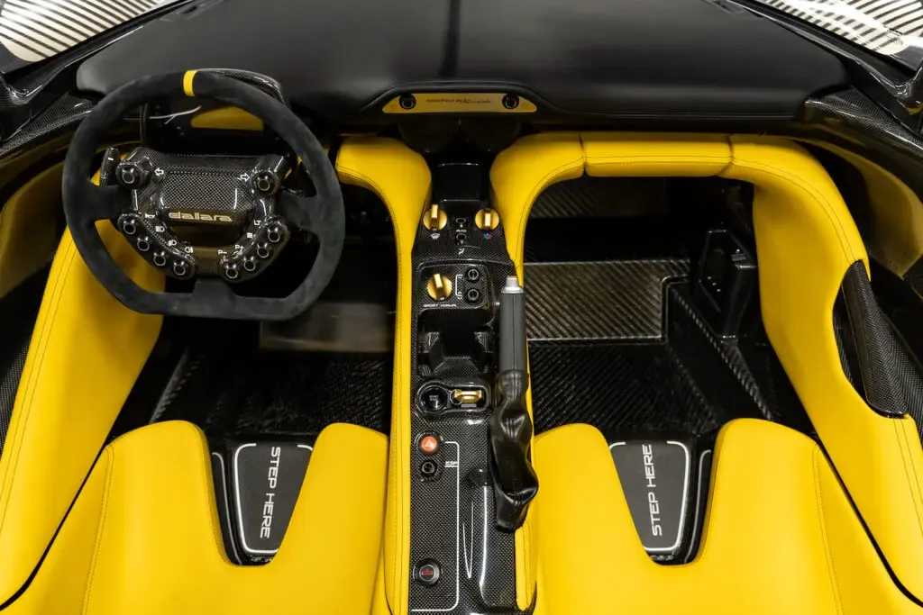 دالارا ستراديل interior - Cockpit