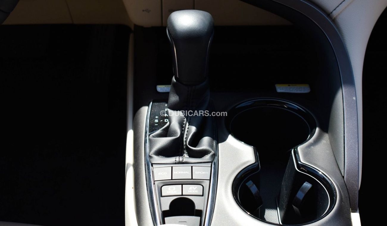 Toyota Camry GLE (( Hybrid )) 2.5L Petrol White color 4cyl , A/T, 4X2 FWD