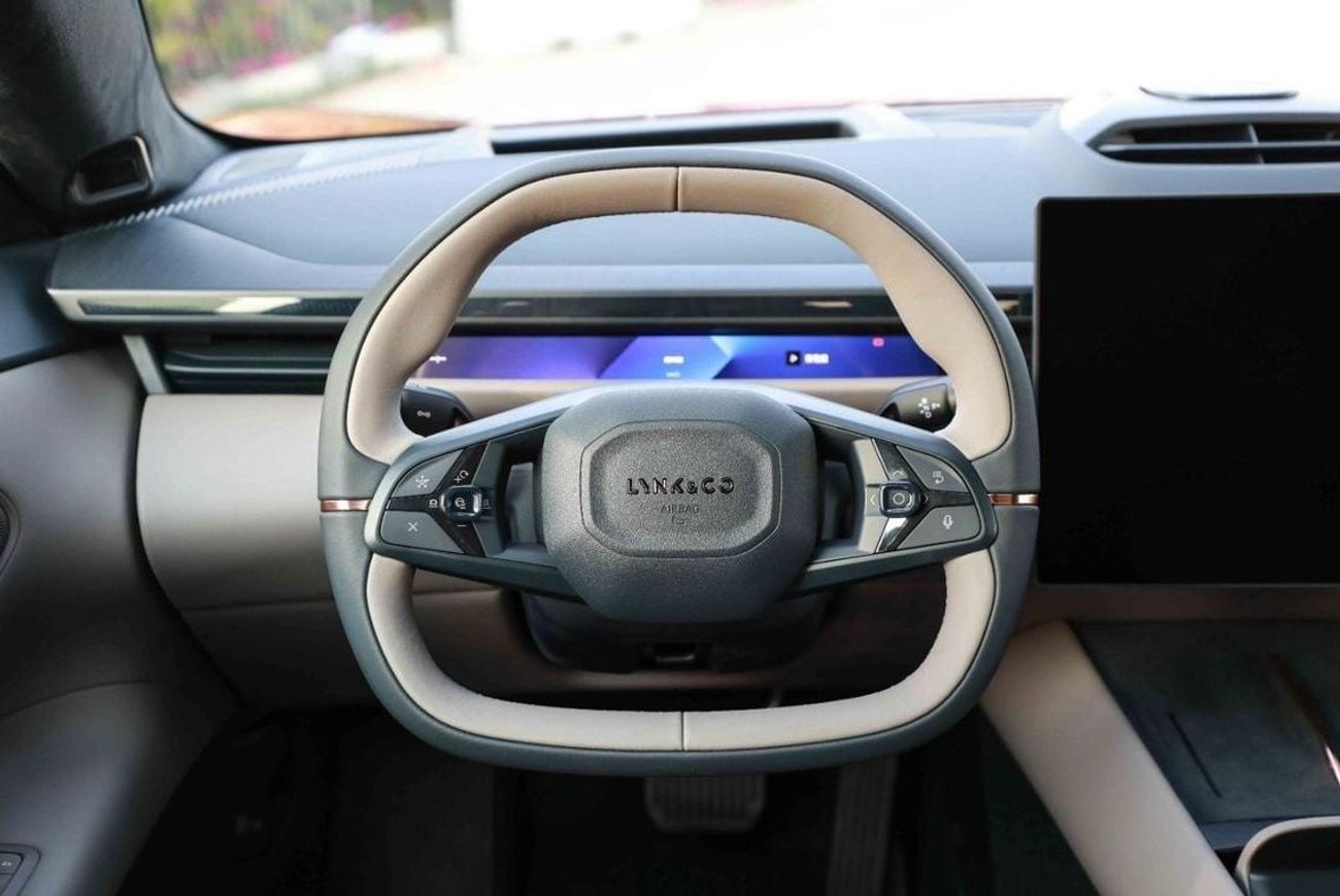 Lynk & Co Z10 2024 LYNK & CO Z10 ULTRA 702 - RED & BLACK inside BROWN