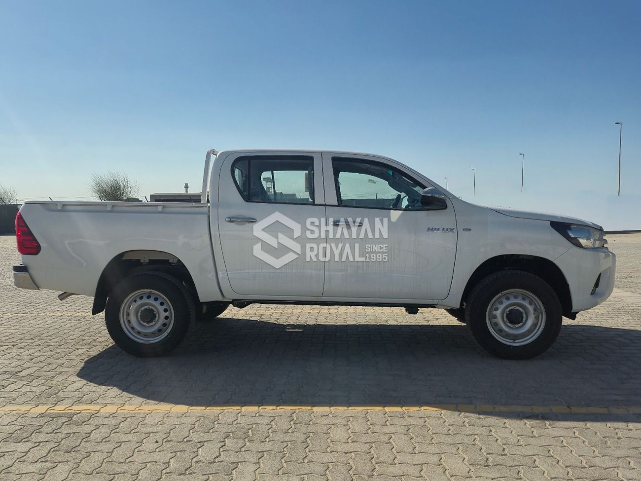 تويوتا هيلوكس 2.4L DIESEL DLX-STANDARD 4WD MT DC 6-SEATS 2026MY