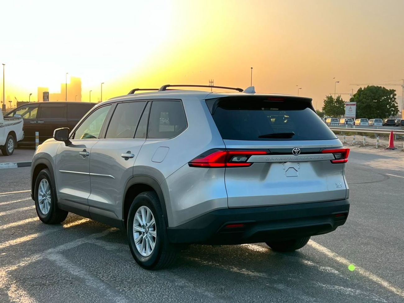 تويوتا جراند هايلاندر 2024 Toyota Grand Highlander XLE 2.4L V4 Turbo - AWD 4x4 Full Option With Dual Radar - Trunk Auto -