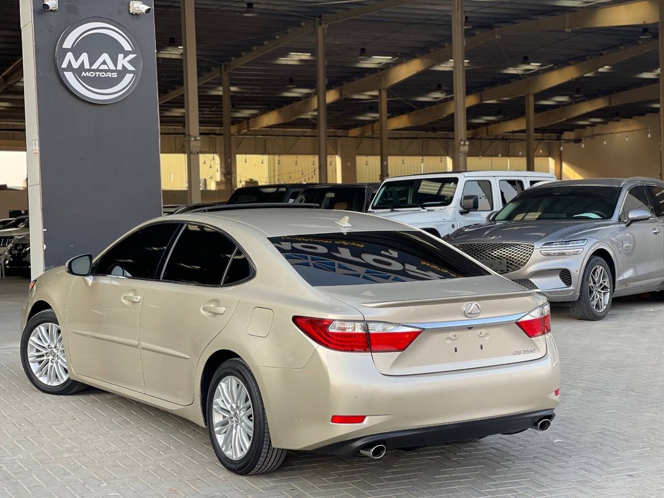 Lexus ES350 Platinum 3.5L 3.5 V6 / BIG SCREEN /COOLING AND HEATING SEATS / LOW MILEAGE / IN PERFECT CONDITION