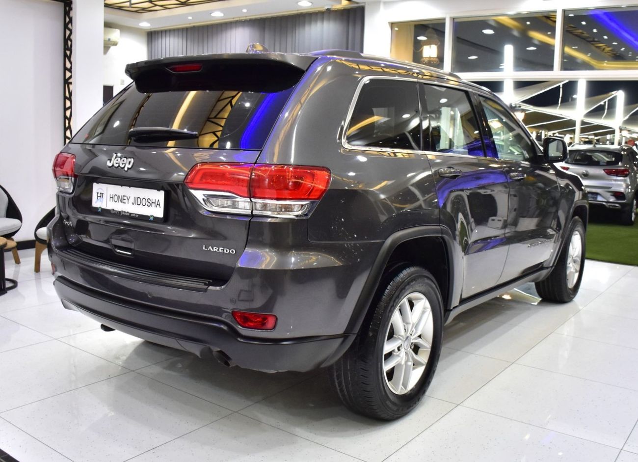 جيب جراند شيروكي EXCELLENT DEAL for our Jeep Grand Cherokee Laredo 4x4 ( 2017 Model ) in Grey Color GCC Specs