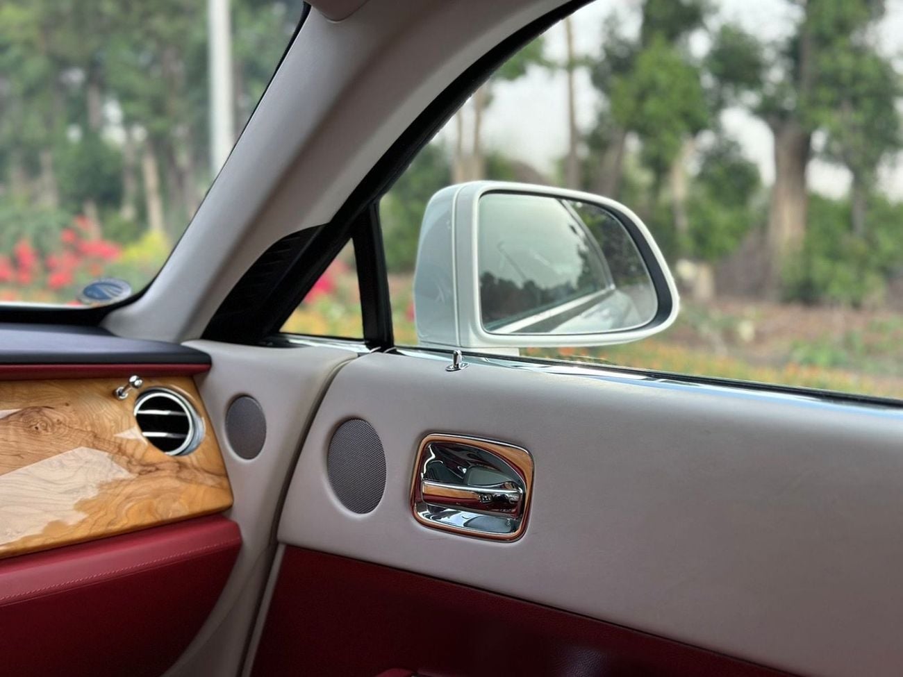 رولز رويس واريث 2015 Rolls Royce Wraith | GCC Specs | 6.6L V12 | 624 HP | 66k KM | WHITE/RED | Starlight Headliner |