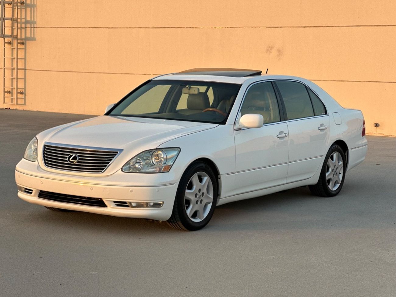 لكزس LS 430 موديل 2004 حاله ممتازه من الداخل والخارج فتحه وجلد ومثبت سرعه وتحكم كهربي كانل ونظام صوت ممتاز وكامي