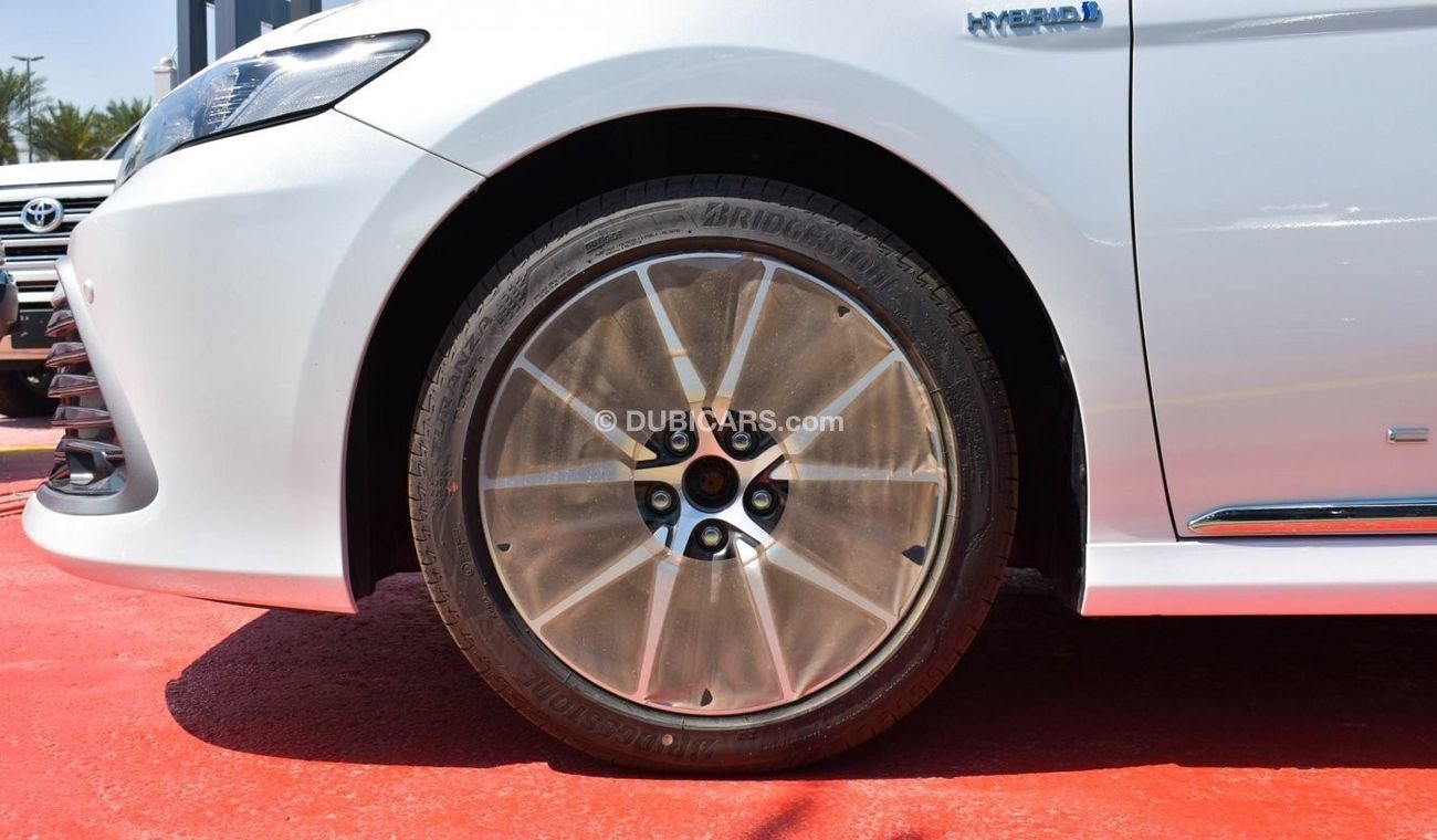 Toyota Camry GLE (( Hybrid )) 2.5L Petrol White color 4cyl , A/T, 4X2 FWD