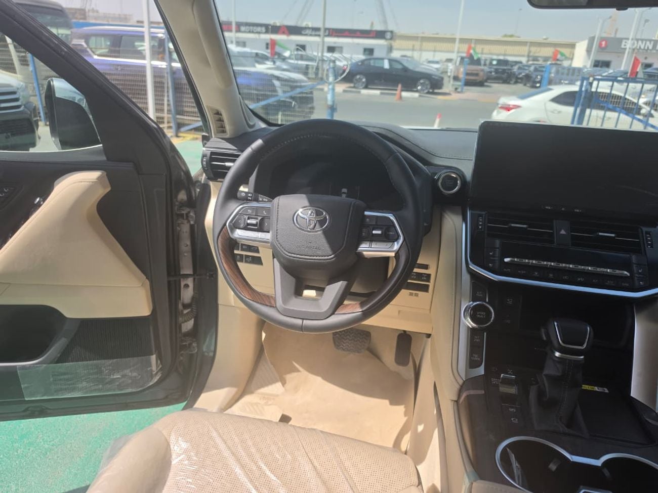 تويوتا لاند كروزر Toyota Land Cruiser LC300 VXR 4.0L 2026 – فل أوبشن | 4.0 لتر V6 | رمادي خارجي | داخلية بيج