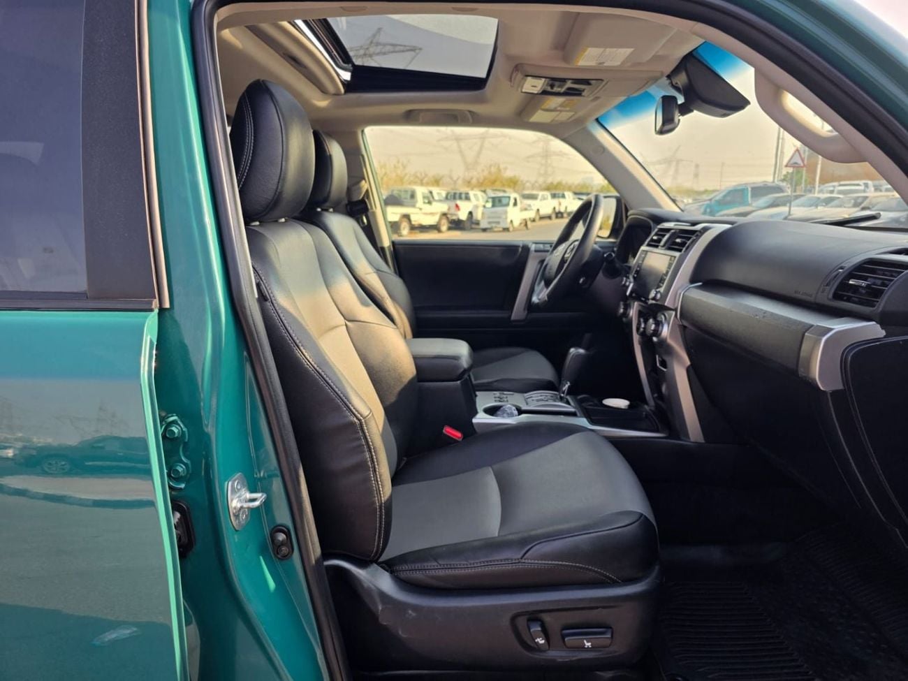 تويوتا فور رنر LIMITED موديل 2022 (الواجهة الأمامية اليسرى) إلى موديل 2025 (كامل المواصفات: فتحة سقف، زر تشغيل، وسبعة مقاعد