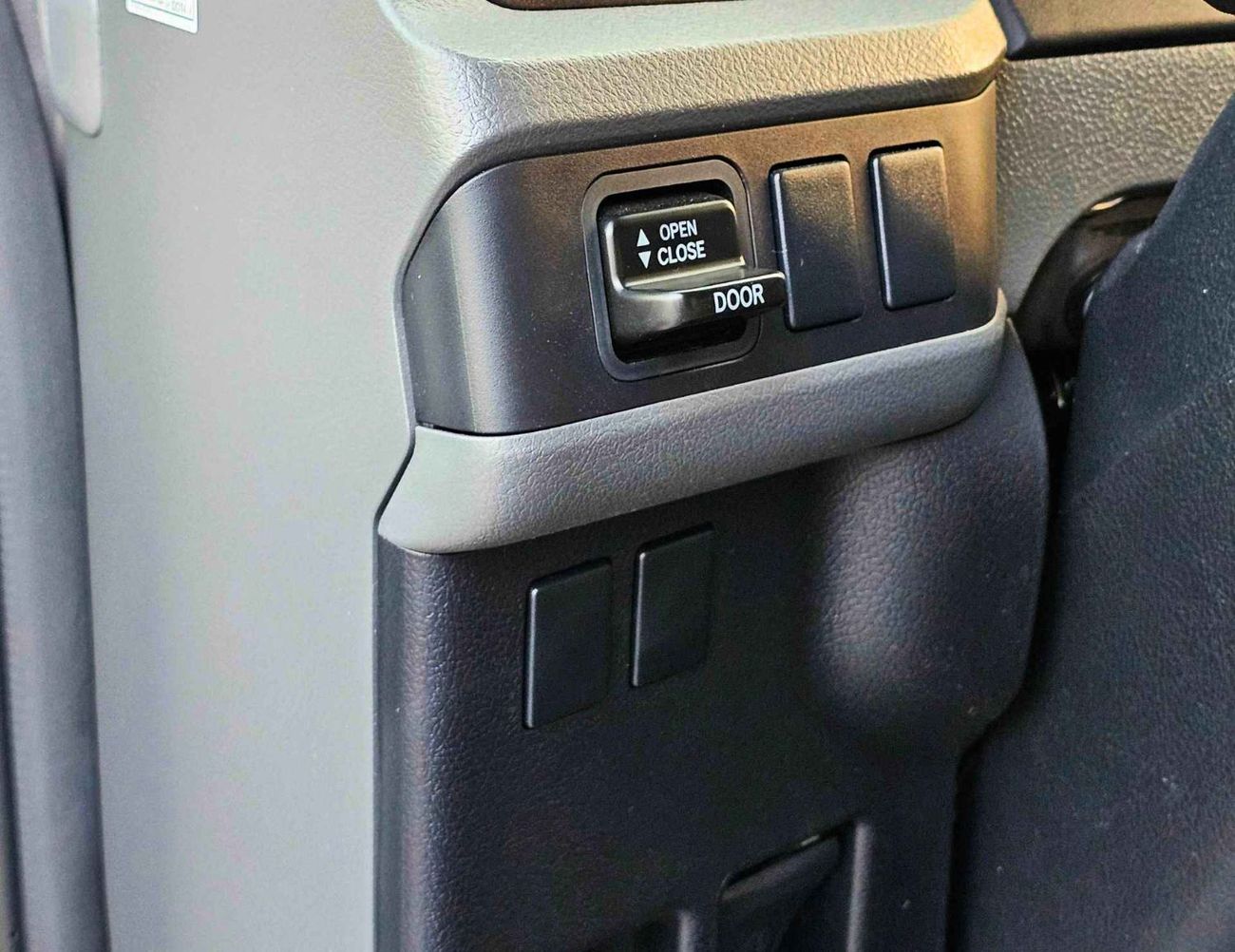 Toyota Coaster 2.7L PETROL M/T DUAL TONE / 23 SEATER /AUTO DOOR/HLF LUGGAGE RACK/CODE#COPB