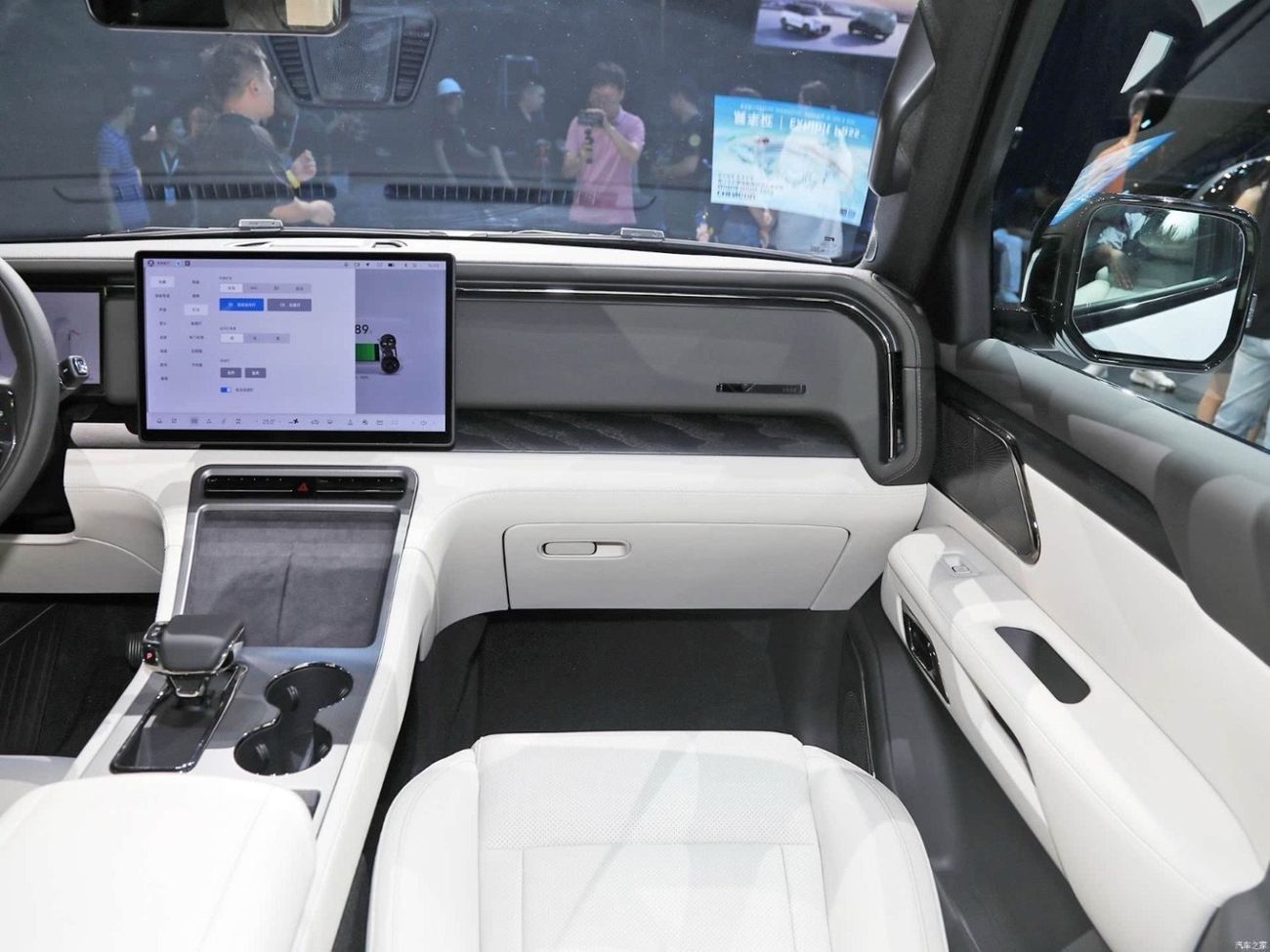 روكس 01 ROX01 2025 – Long Range, 6-Seater VIP Edition kitchen