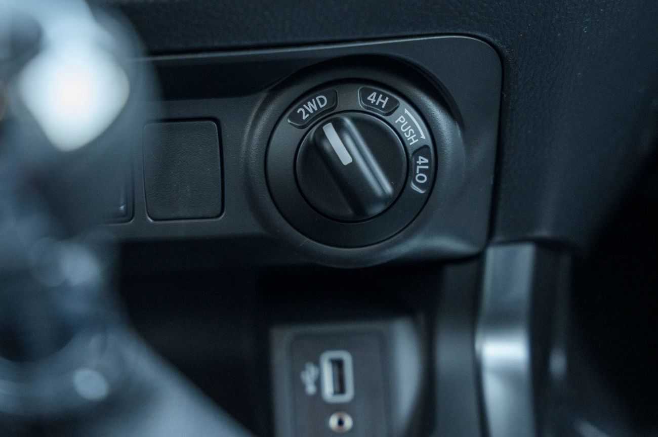 Nissan Navara 2025  Nissan Navara LE 2.5L Petrol Manual - Black