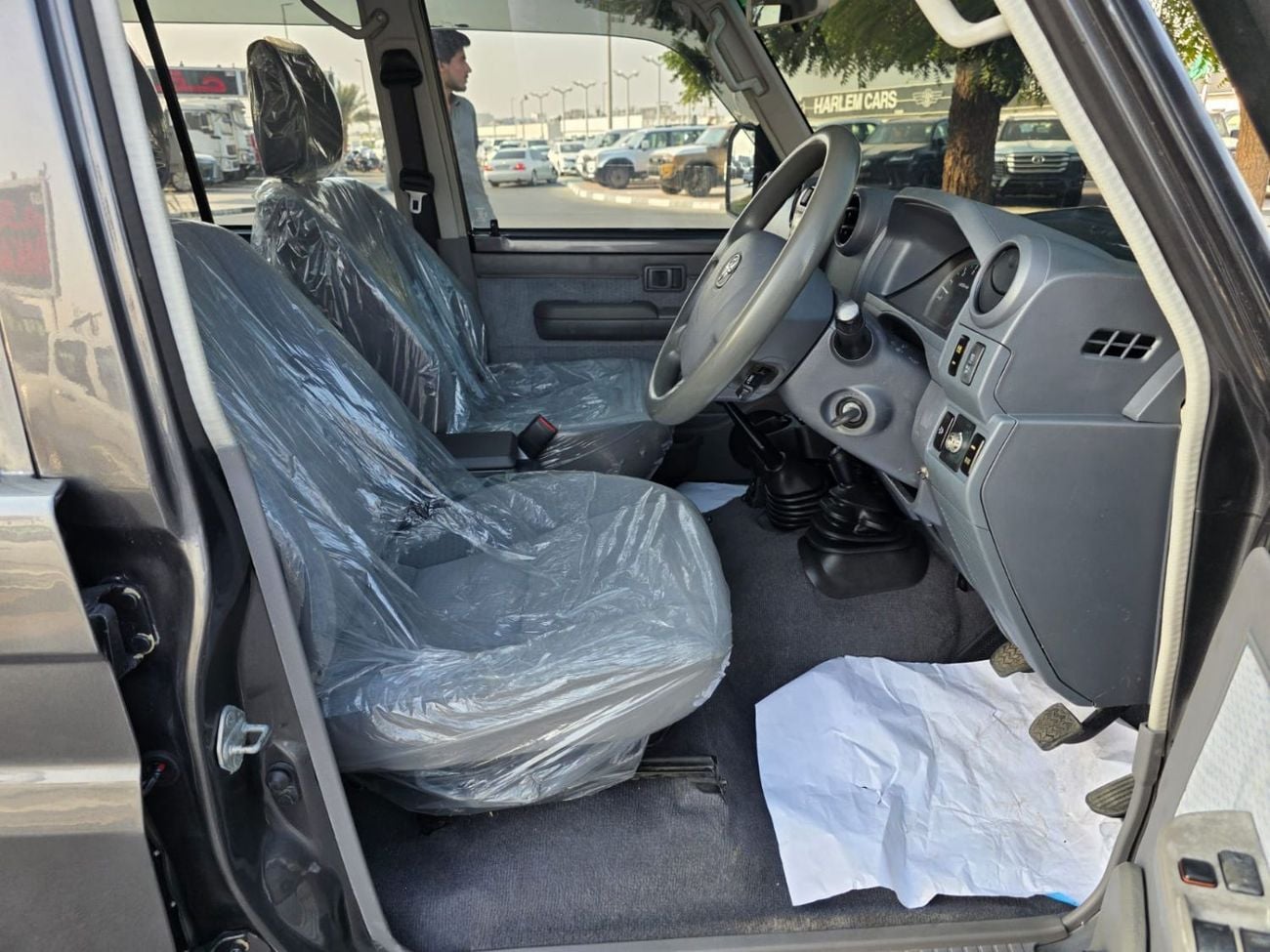 تويوتا لاند كروزر بيك آب diesel 4.5 liter ,right hand ,drive 2017 model ,shape 2024 ,only for export available