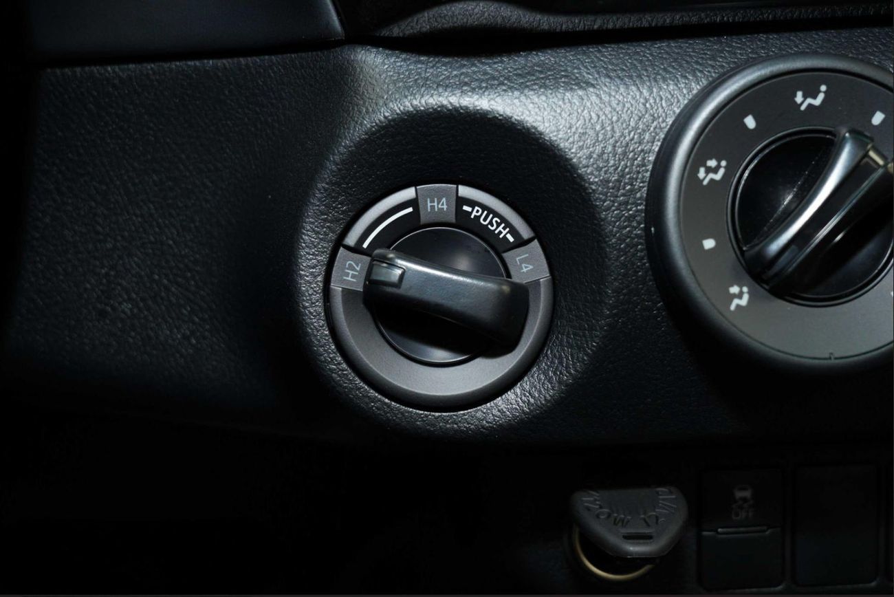 تويوتا هيلوكس 2.7L 4X4 S/C STD(i) M/T PETROL