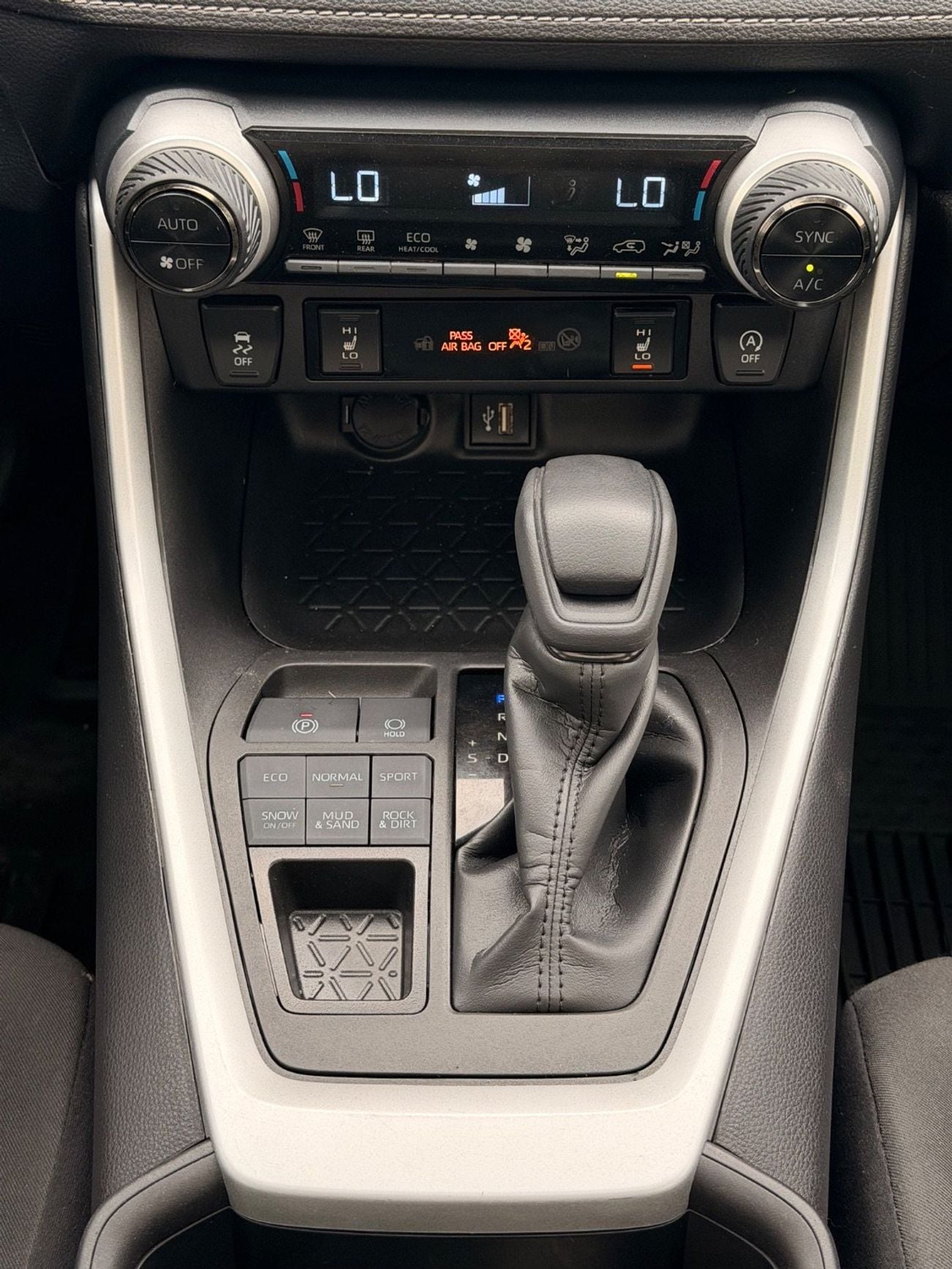 Toyota RAV4 XLE 2.5L  4X4 Sunroof, push start full option