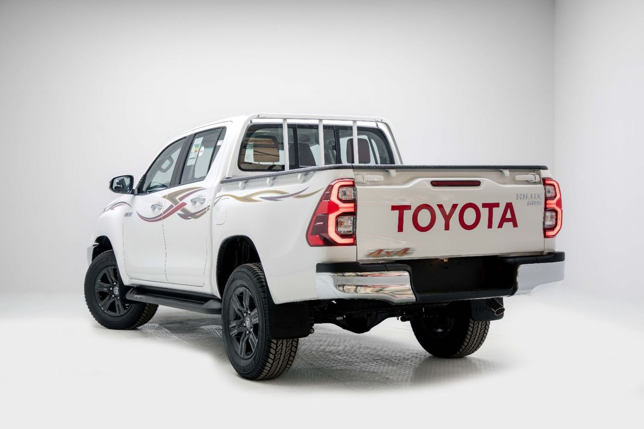 تويوتا هيلوكس GLX 2.7L - White Inside Maroon | Export Only