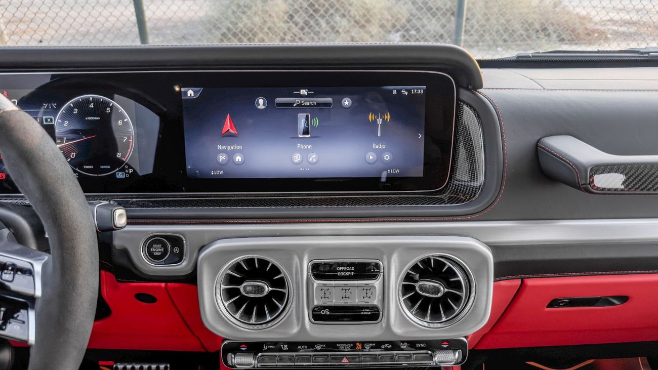 مرسيدس بنز G 63 AMG ستاندارد مرسيدس بنز AMG G 63 موديل 2026، محرك بنزين 4.0 لتر، ناقل حركة أوتوماتيكي (لون ناردو رمادي-أحمر)