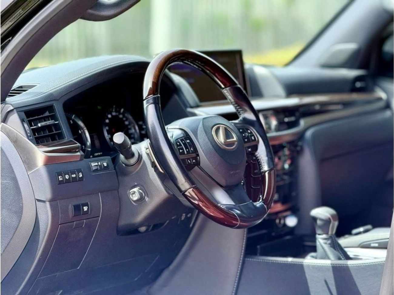 لكزس LX 570 LEXUS LX570 GCC SPECS YEAR 2017 FULL SERVICE HISTORY