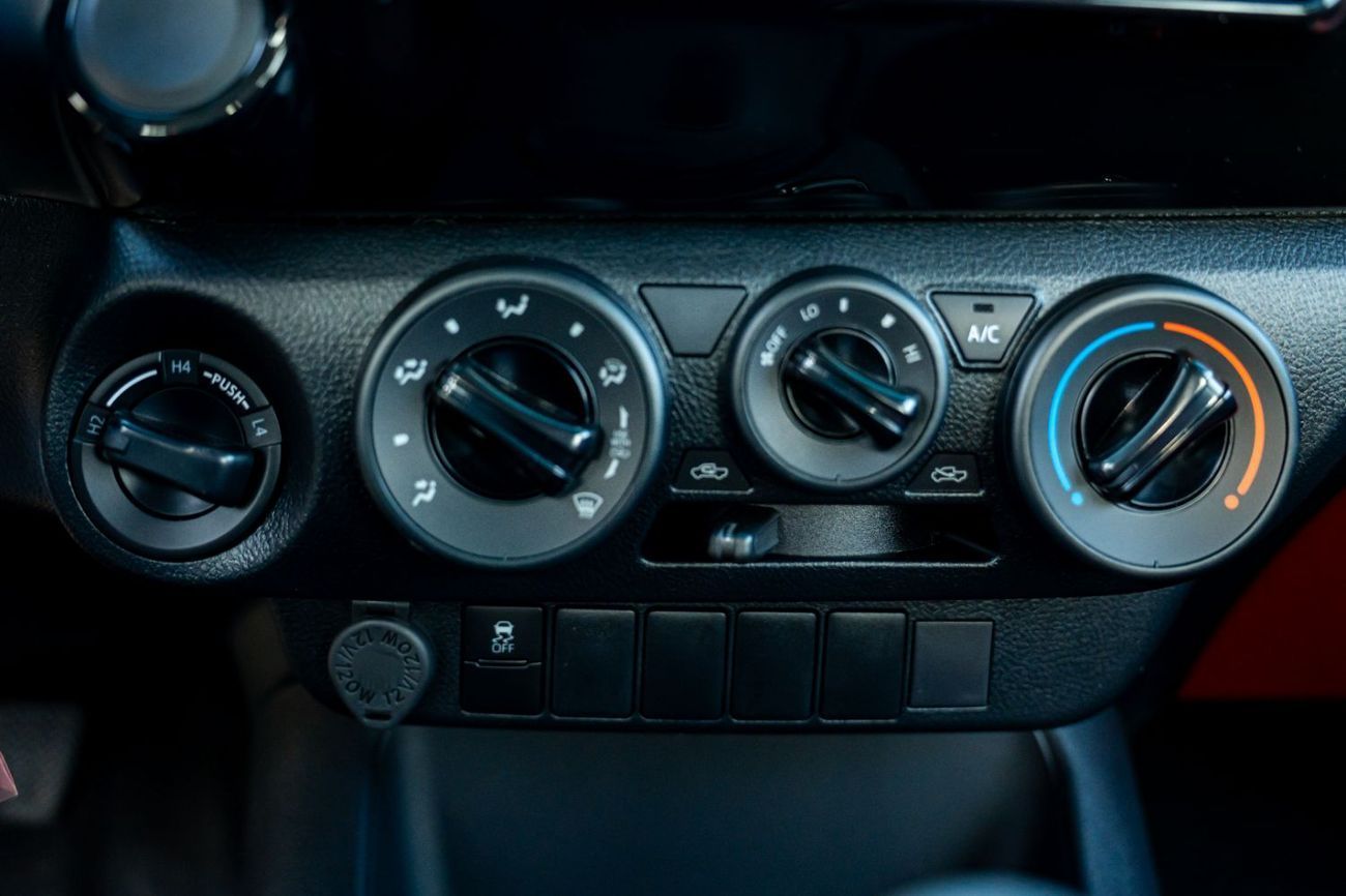 تويوتا هيلوكس 2026 Toyota Hilux 2.4L Turbo Diesel 4WD (6-Speed Manual)