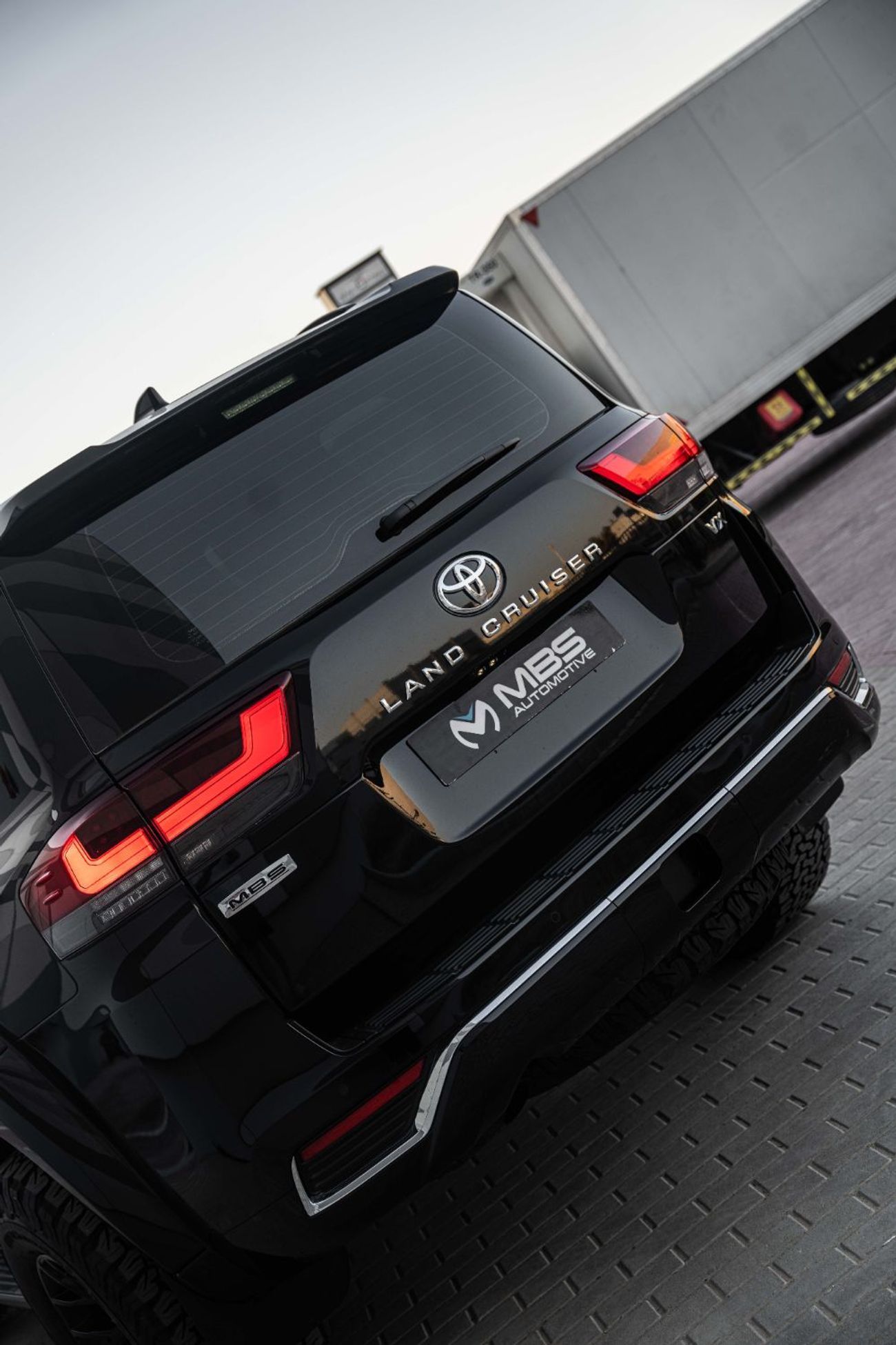 تويوتا لاند كروزر 3.5L PETROL VX OFFROAD EDITION WITH MBS AUTOBIOGRAPHY VIP SEAT