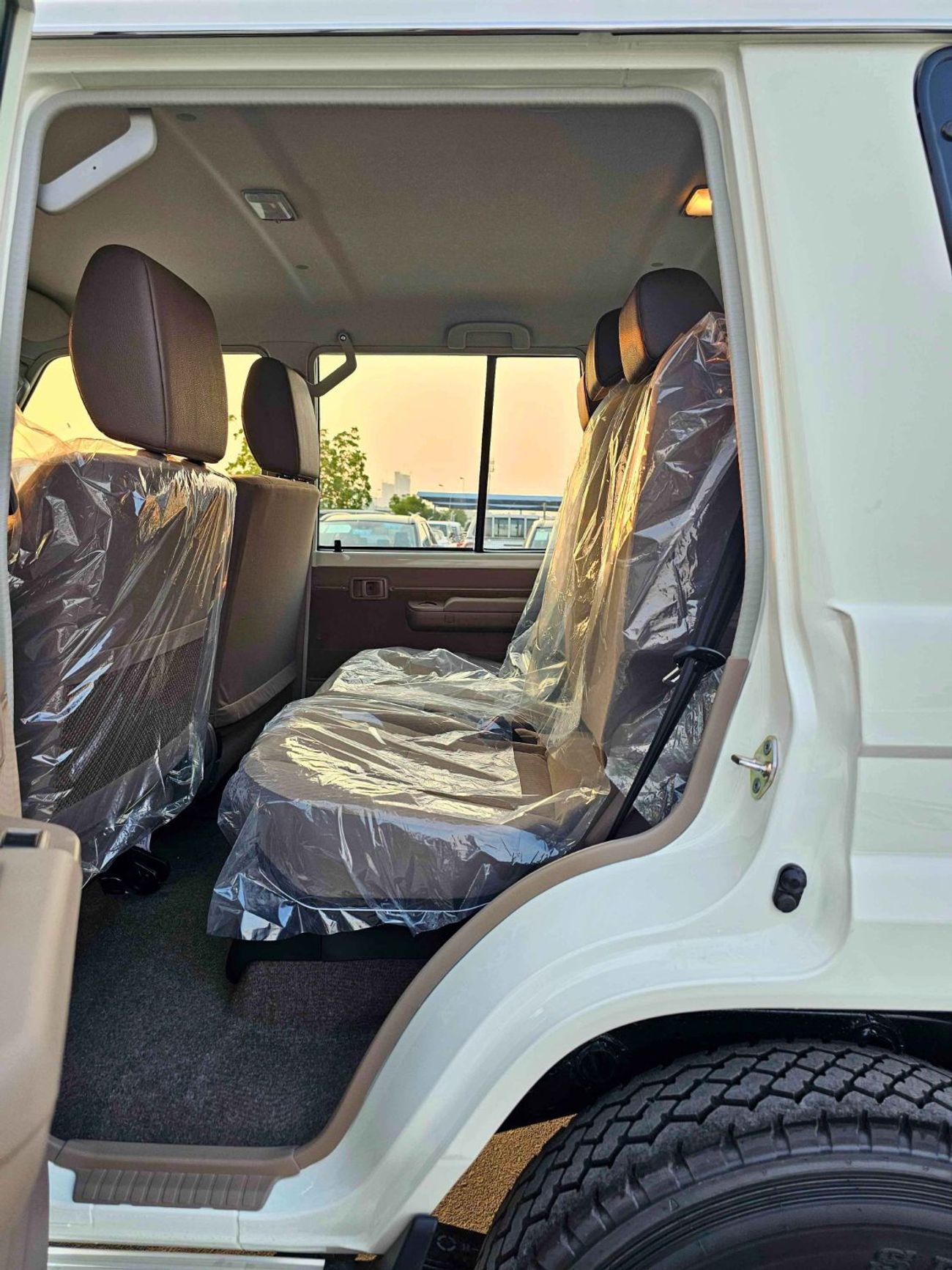 تويوتا لاند كروزر 70 LC76 LX /4.0L PETROL V6 M/T / CHROME HANDLE & MIRRORS / REAR CAMERA (CODE # 76PME)