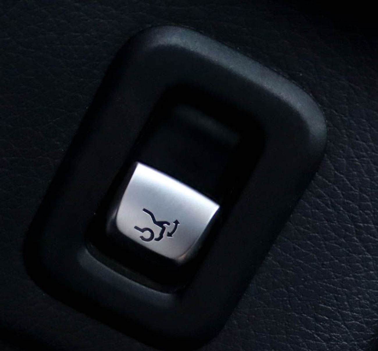 مرسيدس بنز GLC 250 Mercedes GLC 250/4MATIC 2018, GCC original paint accident-free, in excellent condition 2300