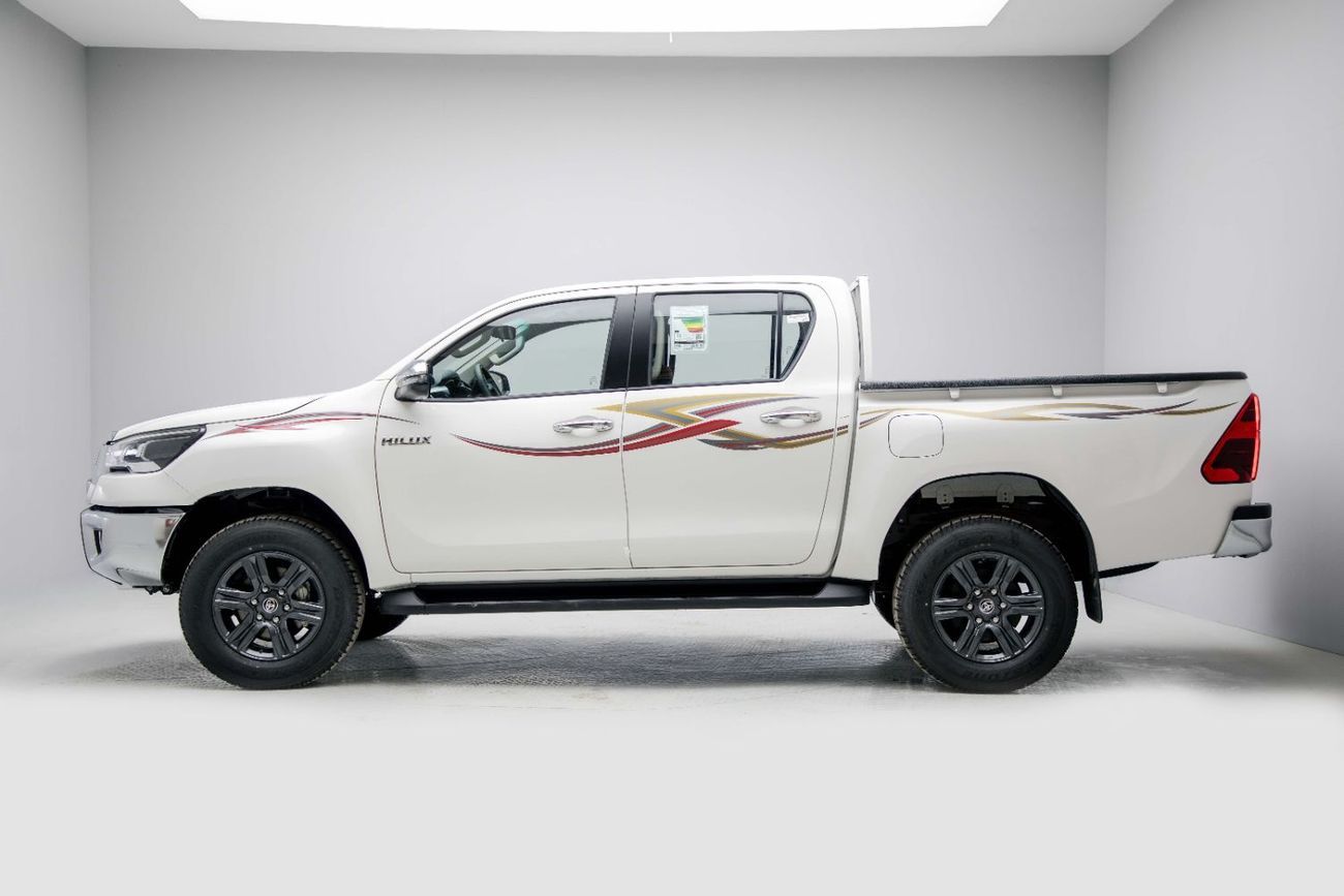 تويوتا هيلوكس 2.7L - Super White Inside Red | Export Only