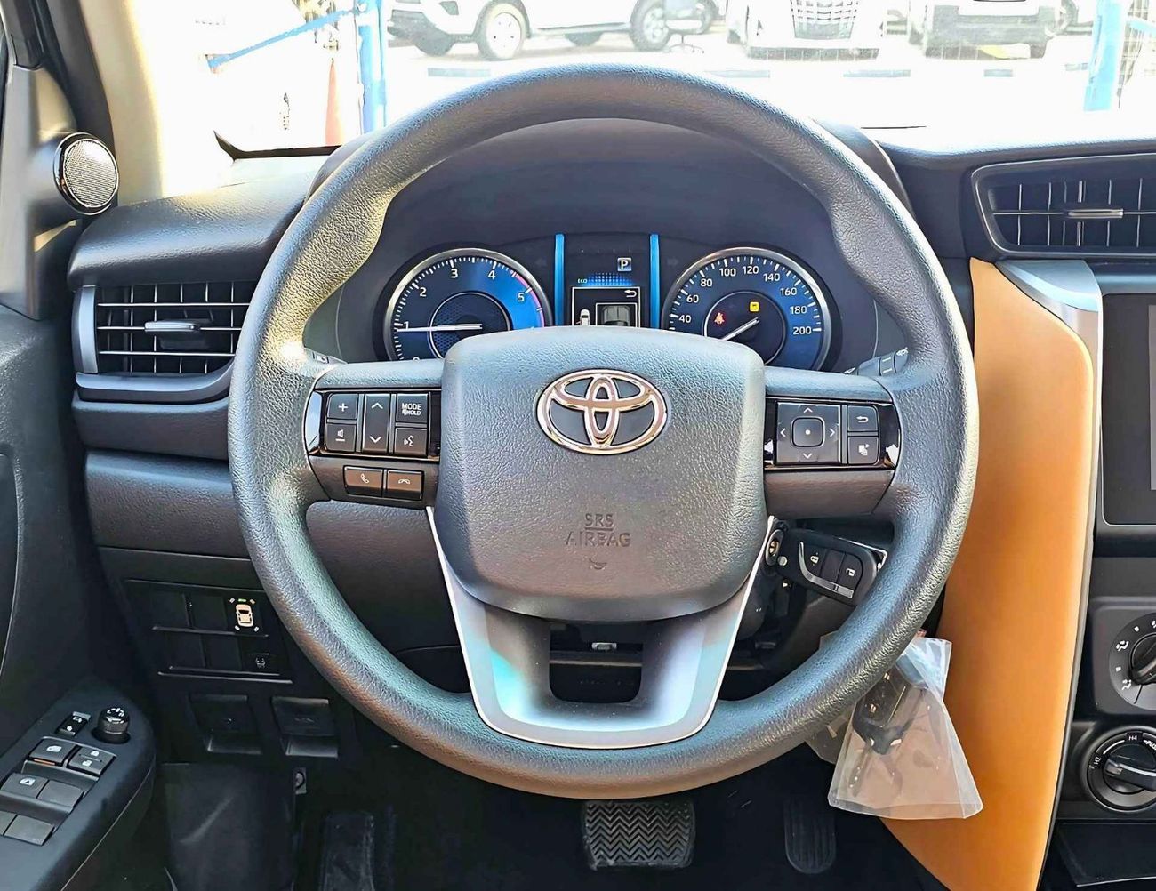 تويوتا فورتونر 2.4L V4 DIESEL / MANUAL A.C / DIFF LOCK / OVER FENDER / MID OPTION 4WD (CODE # FD24B)