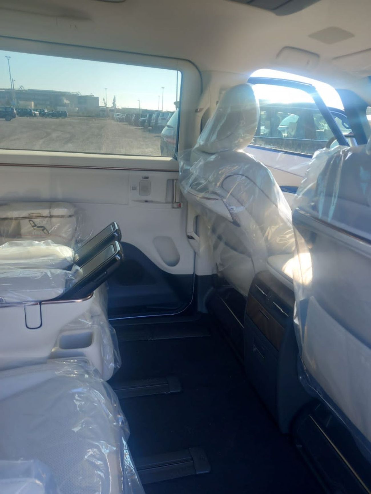 Lexus LM 350h HYBRID 7 SEATER AUTOMTIC TRANSMISSION ( FOR RE EXPORT ONLY )