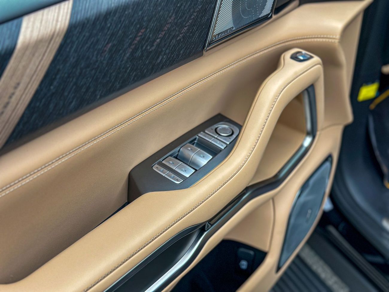 بي واي دي ليوبارد 8 BYD LEOPARD 8 FLAGSHIP / 7 SEATS / 2.0L HYBRID (PLUG-IN) / 939 HP / WARRANTY (10 YEARS)