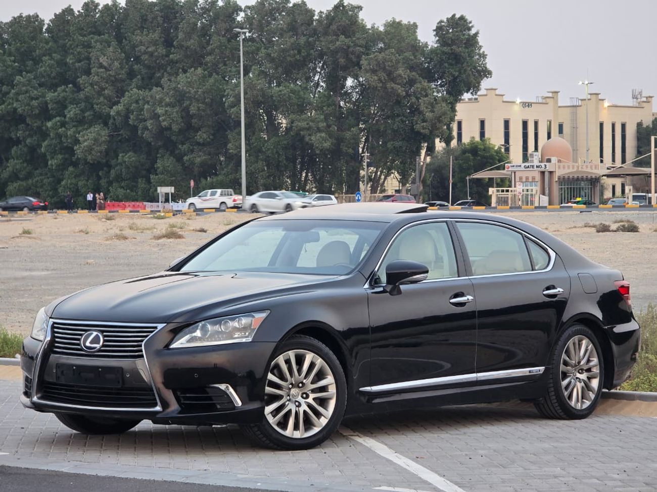 لكزس LS600h L 5.0L