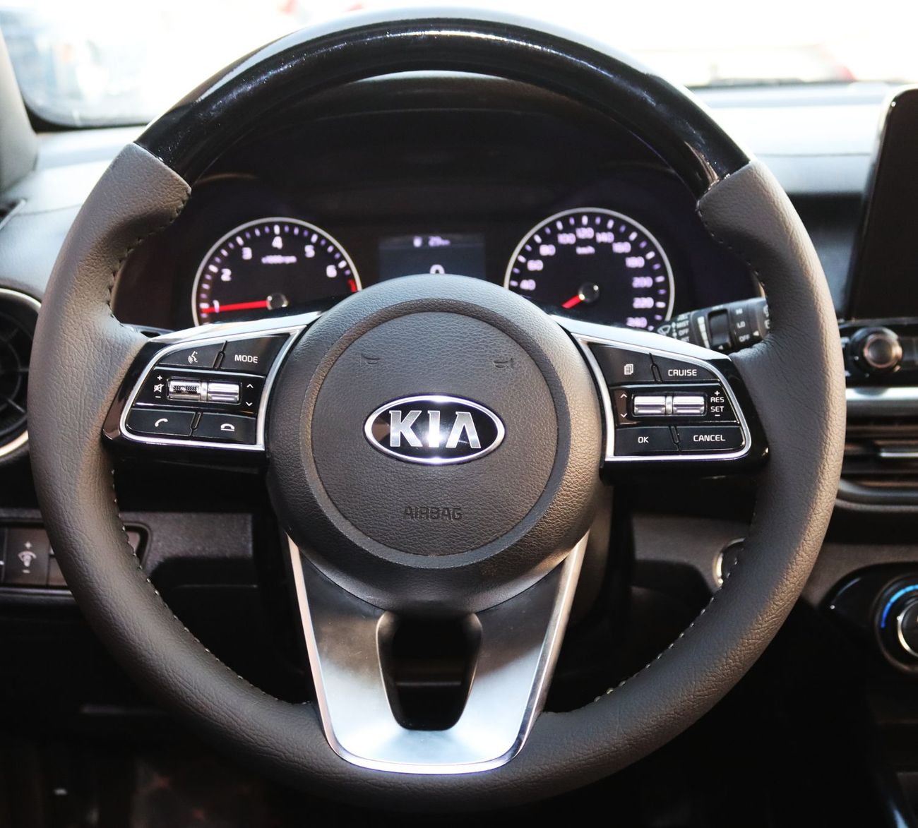 كيا سيراتو كيا سيراتو 2020  خليجى فل أوبشن  بحاله ممتازه ممشى 97000 كم بمحرك 1.6L- بسعر 38000 درهم