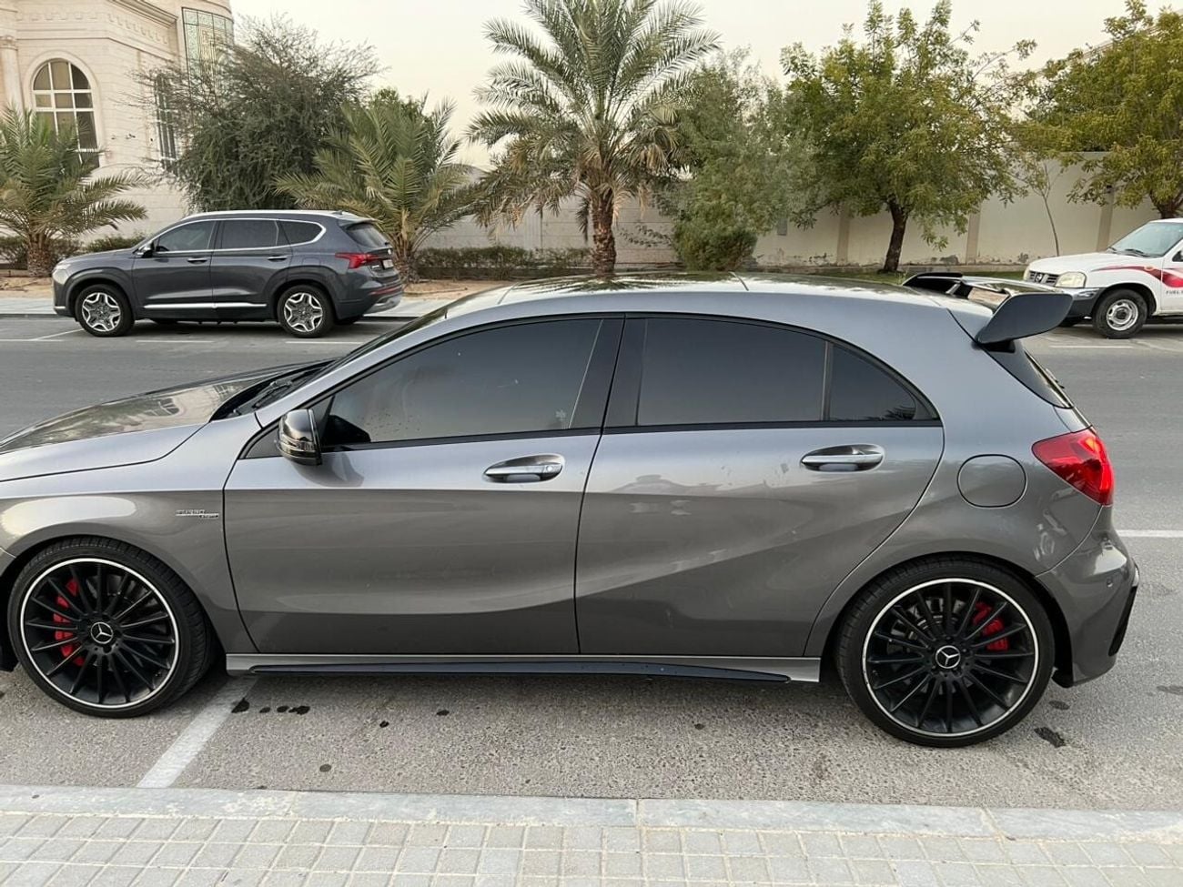 Mercedes Benz A35 AMG مرسيدس-AMG A45 واحدة من أقوى سيارات الهاتشباك الرياضية في العالم. بفضل محركها الجبار رباعي الأسطوانا