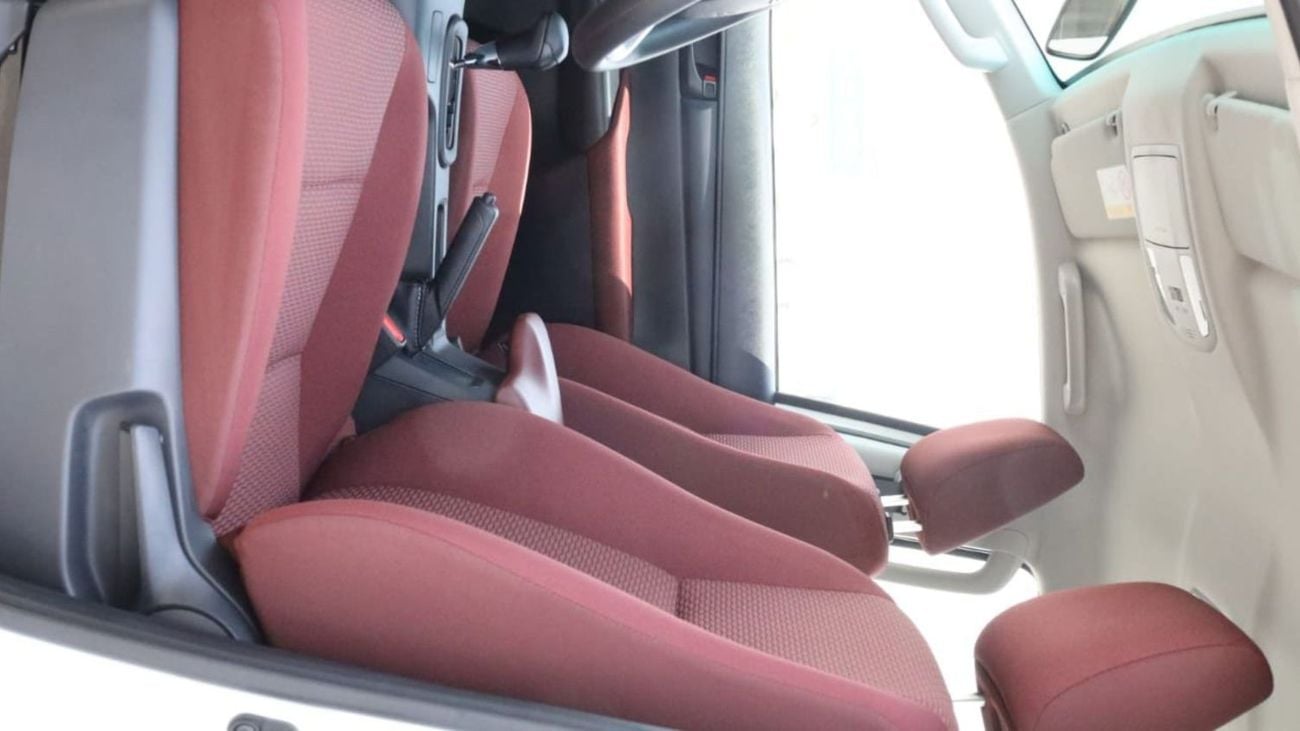 تويوتا هيلوكس DLX 2.7L Double Cabin . Automatic . Four Wheel Drive . 5 Seater . 4 Door . Pick Up Truck