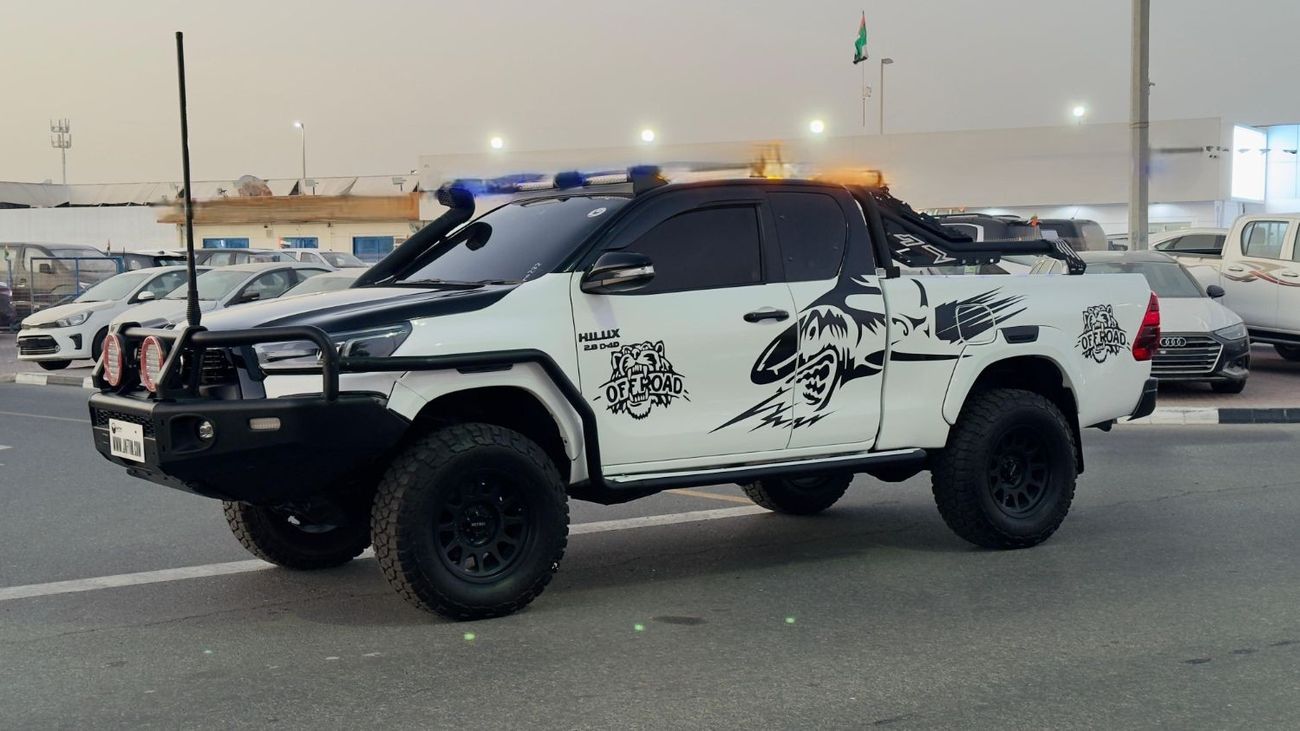 تويوتا هيلوكس SMART CAB | PREMIUM BULL BAR INSTALLED | RHD | 2023 | 2.8L DIESEL ENGINE | AUTOMATIC  | PUSH START E