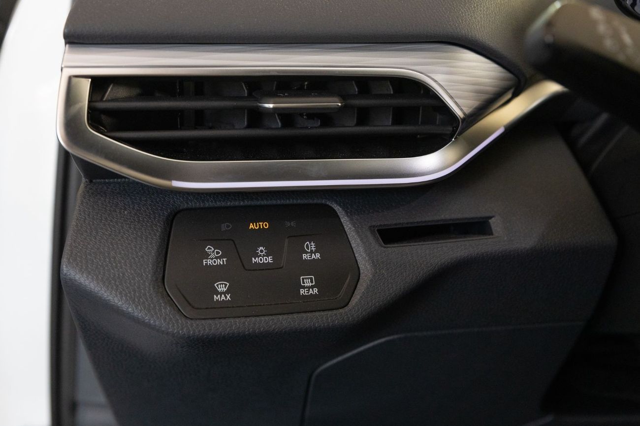 فولكس واجن ID.4 2022 VW ID4 Pure+ 19 بوصة FP - أبيض من الداخل أسود ورمادي | للتصدير فقط