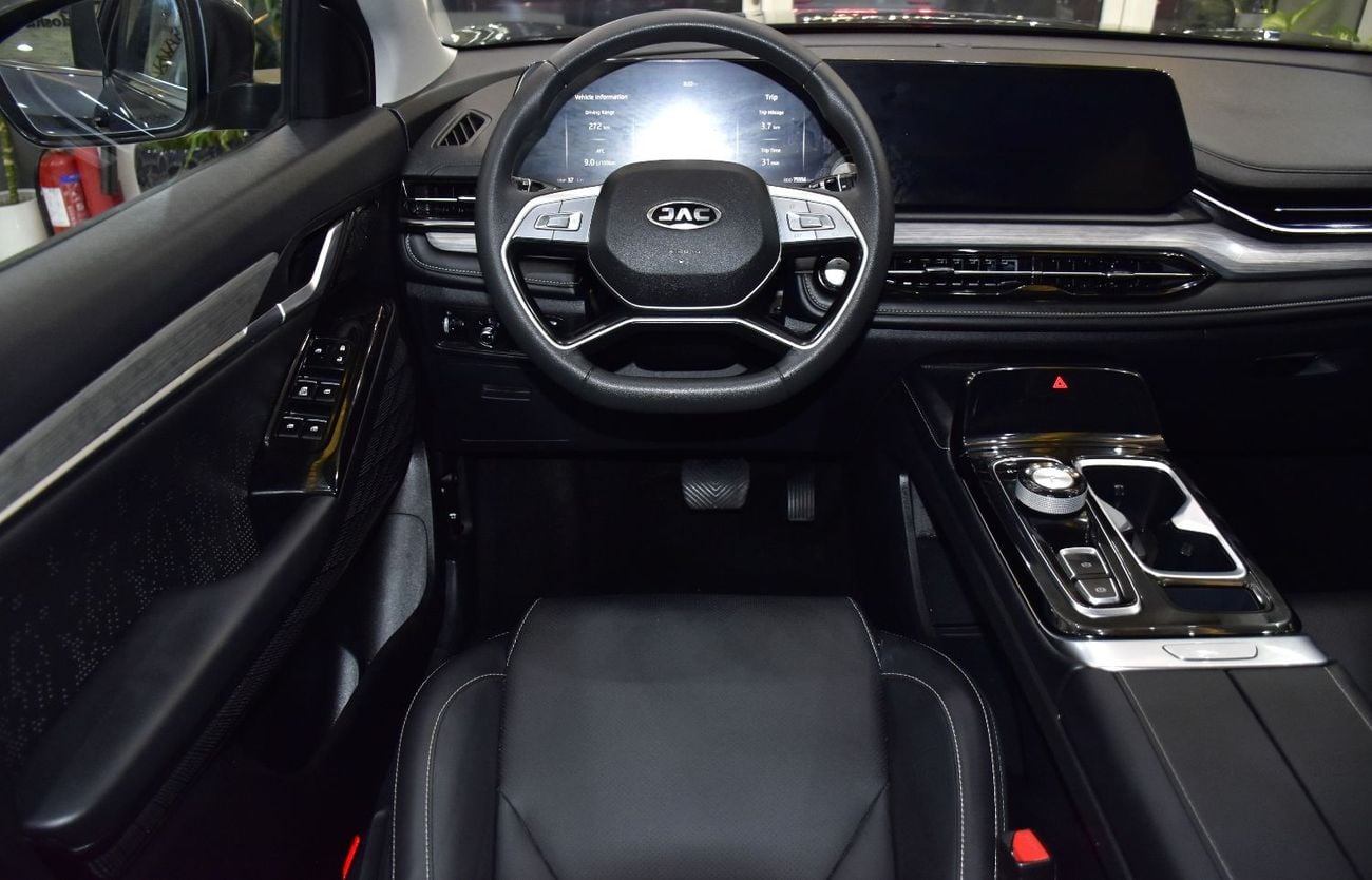 JAC JS6 FLAGSHIP EXCELLENT DEAL for our JAC JS6 ( 2024 Model ) in Grey Color GCC Specs