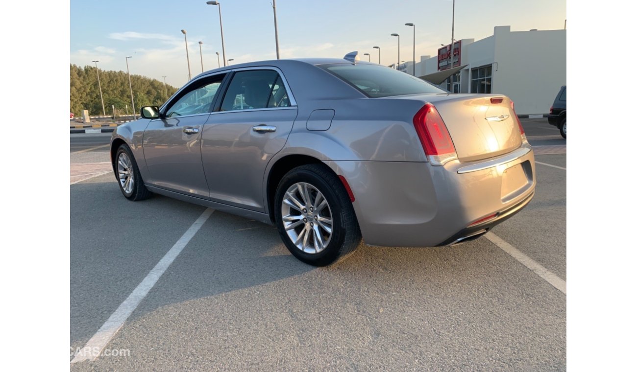 Chrysler 300C CHRYSLER 300 Model 2016 very celen car.     Price 33,000 km 178,864  phone no 00971555363332   كرايس