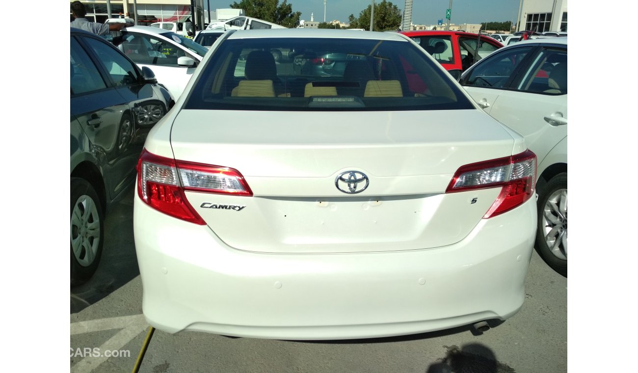 Toyota Camry 2015 WHITE GCC NO ACCIDENT PERFECT