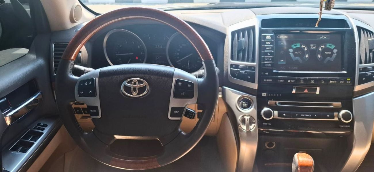 Toyota Land Cruiser VXR TOYOTA LANDCRUSIER VXR 5.7 L 2014 GCC TOYOTA LANDCRUSIER VXR 5.7 L  MODEL 2014  GCC SPECS  FULL OPTI