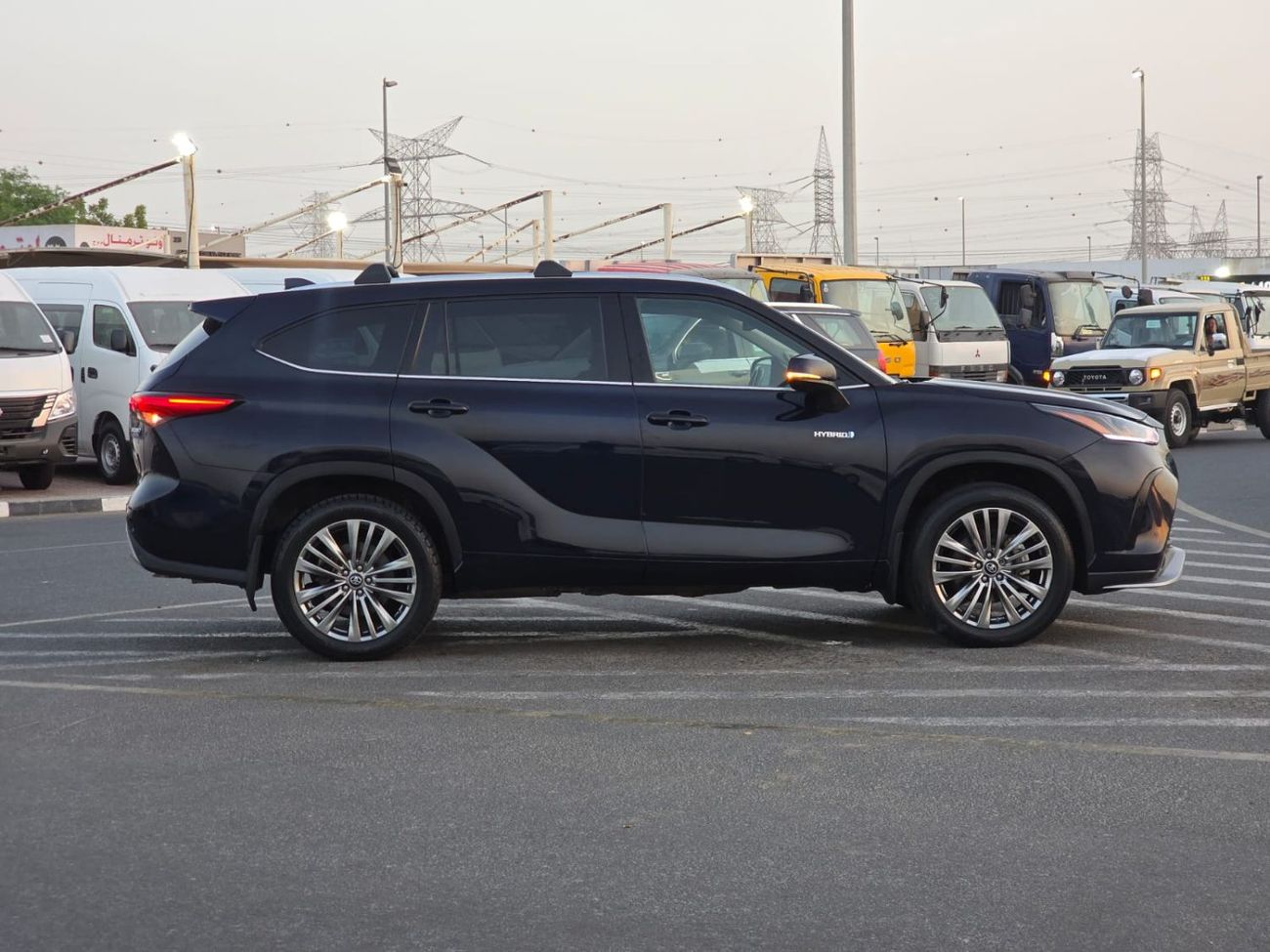 تويوتا هايلاندر 2.5L Hybrid Platinum